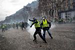Uroen risikerer at blusse op igen efter nytår. Præsidenten vil organisere debatmøder om De Gule Vestes krav om folkeafstemninger, som kan omhandle alt fra udlændingepolitik til skattepolitik.
    

   Foto: Jacob Ehrbahn/POLFOTO