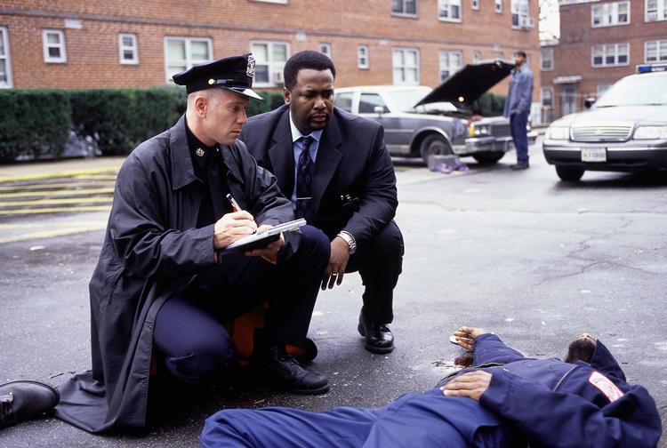 
    Wendell Pierce (til højre) i rollen som Bunk Moreland er rykket ud i forbindelse med et narkorelateret drab i den legendariske serie 'The Wire'.  Foto: Canal 9/HBO
   Foto: Pr Foto