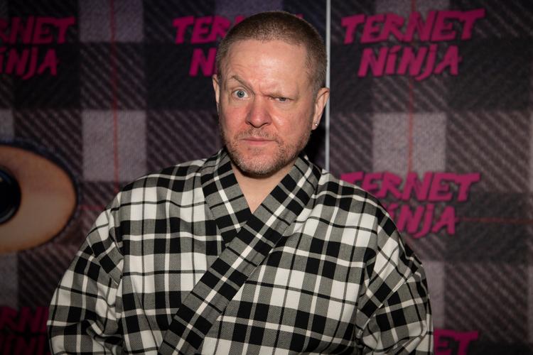 Anders Matthesen selv var udklædt som den ternede ninja, da animationsfilmen havde premiere 25. december.   Foto: Thomas Sjørup/Ritzau Scanpix
