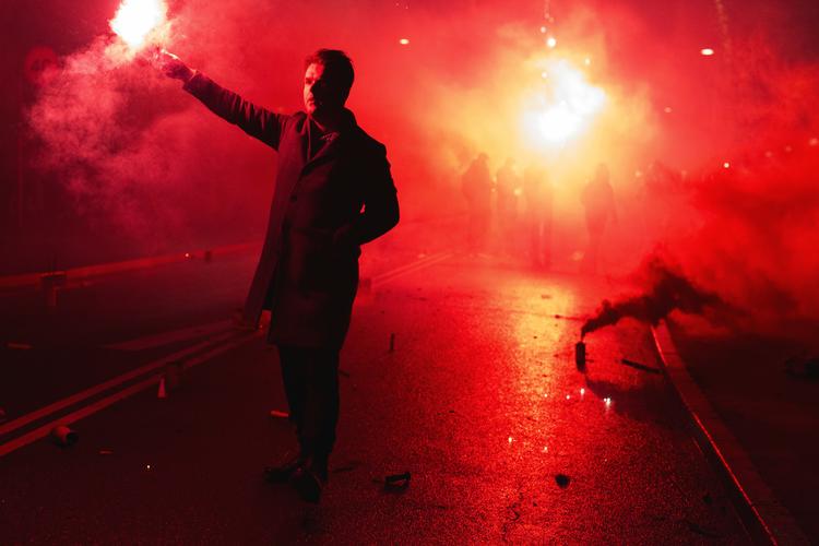 Der var som altid massevis af festklædte folk på gaden - her i København - nytårsaften sidste år. Men hvert år går det galt for nogle. Foto: Louise Herrche Serup/POLFOTO