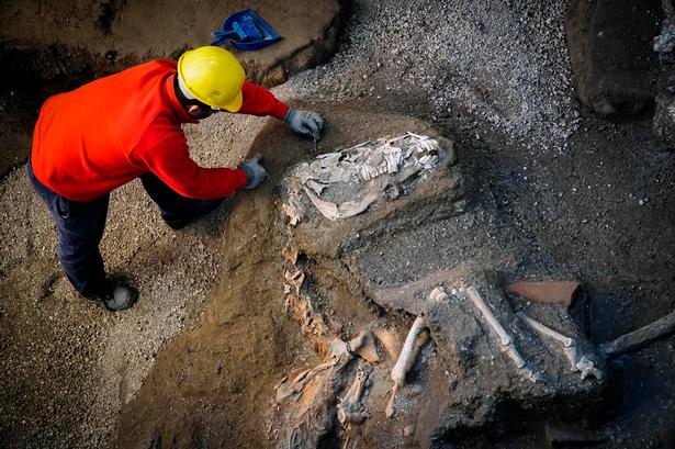 Den syditalienske by Pompeji blev begravet under flere meter aske, da vulkanen Vesuv gik i udbrud i år 79. De første dele af den blev udgravet i det 16. århundrede, men der bliver stadig gjort nye fund på stedet.   Foto: Cesare Abbate/AP