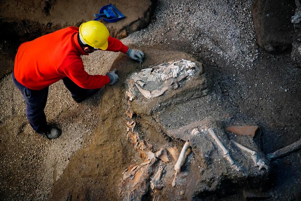 Den syditalienske by Pompeji blev begravet under flere meter aske, da vulkanen Vesuv gik i udbrud i år 79. De første dele af den blev udgravet i det 16. århundrede, men der bliver stadig gjort nye fund på stedet.   Foto: Cesare Abbate/AP