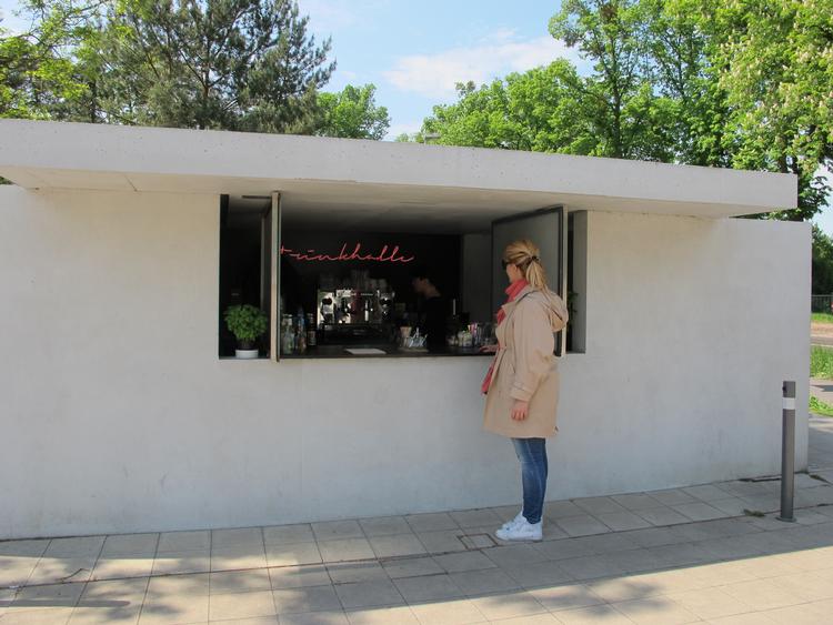 Ingen overflødig pynt her: Mies van der Rohes Trinkhalle cafe i muren omkring Meisterhäuser. Foto: Jytte Flamsholt
