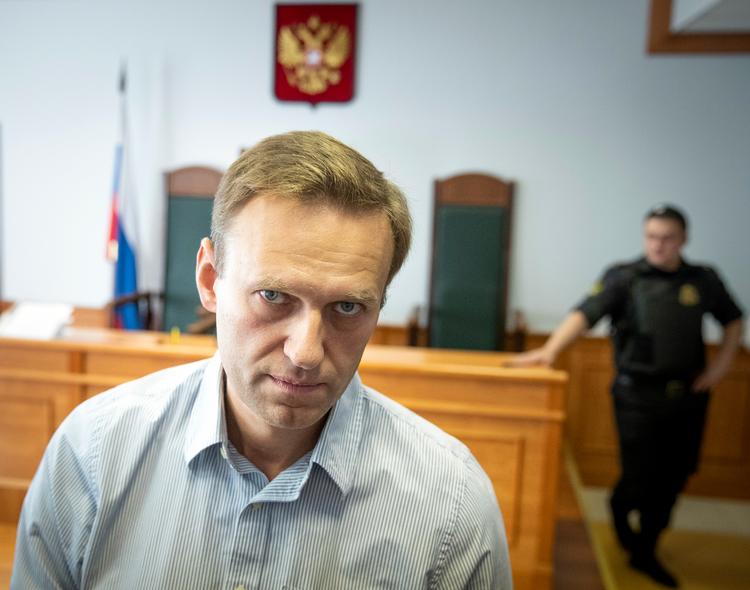 De russiske myndigheder spærrer ustandseligt Aleksej Navalnij inde, men alligevel kan han mobilisere sine tilhængere til uanmeldte demonstrationer overalt i Rusland.  Foto: Pavel Golovkin/AP