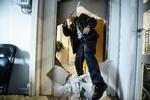 Politibetjent efterforsker indbrud i Ølstykke. Antallet af juleindbrud har ligget stabilt de seneste år. Foto: Katinka Hustad/POLFOTO
