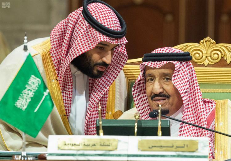 Saudi-Arabiens kronprins Mohammed bin Salman taler med sin far King Salman. Foto: /AP