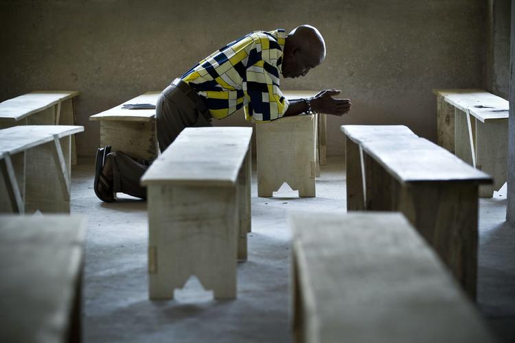 
   Forfølgelser af kristne er ikke noget nyt fænomen i Nigeria. Her tilbage i 2012 
bad folk i den bombede Katolske kirke St. Theresa Catholic Church i Madalla, ca. 50 km fra hovedstaden Abuja.  Foto: Jan Dagø/POLFOTO