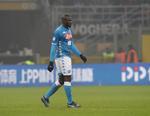 Napolis Kalidou Koulibaly forlader banen efter at være blevet udvist i opgøret mod Inter, men Cristiano Ronaldo støtter ham på Instagram, efter en gruppe Inter-fans kom med racistiske tilråb under kampen 2. juledag. 
   Foto: Luca Bruno/AP