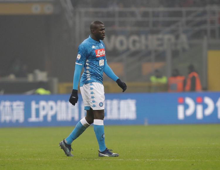 Napolis Kalidou Koulibaly forlader banen efter at være blevet udvist i opgøret mod Inter, men Cristiano Ronaldo støtter ham på Instagram, efter en gruppe Inter-fans kom med racistiske tilråb under kampen 2. juledag. 
   Foto: Luca Bruno/AP