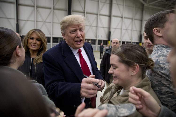
    Præsident Donald Trump og Melania Trump hilser på amerikanske soldater på Ramstein Air Base, i Tyskland efter det overraskende besøg i Irak efter julen. Foto: Andrew Harnik/AP