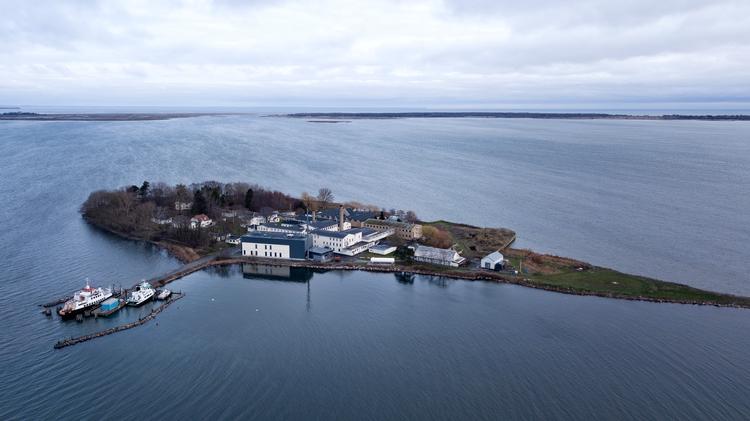 Det er blandt andet kriminelle udviste udlændinge, der tidligere har boet på Kærshovedgård Udrejsecenter i Ikast, der skal flyttes til øen Lindholm. 
   Foto: Jens Dresling/POLFOTO