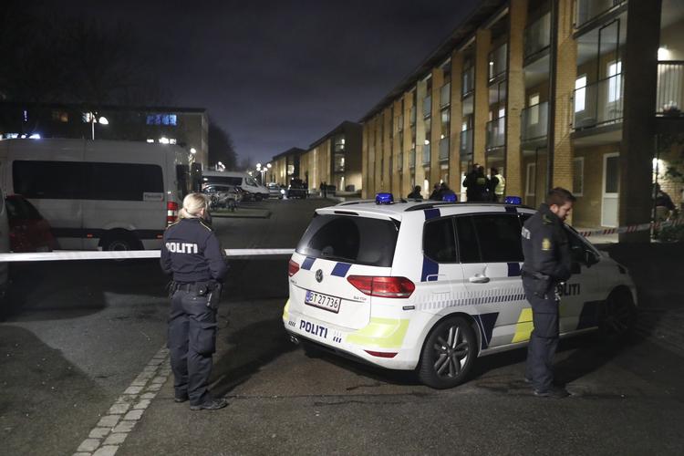 
    Københavns politi er massivt tilstede efter anmeldelse om skud i bydelsen Tingbjerg.

   Foto: Jens Dresling/POLFOTO