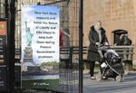 
   Turisterne kan stadig besøge Frihedsgudinden i New Yorks havn, selv om mange offentlige bygninger er lukket ned på grund af Donald Trumps strid med Kongressen over næste års finanslov i USA. Staten New York har besluttet at betale så den offentlige attraktion kan holdes åben.
 Foto: Seth Wenig/AP