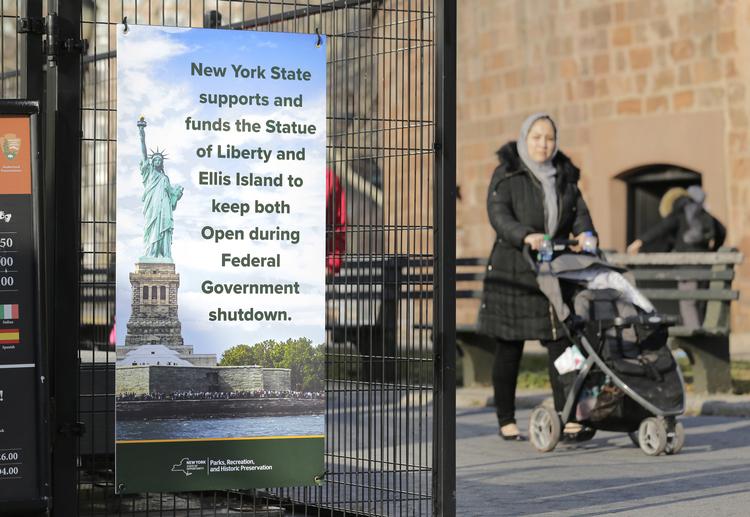 
   Turisterne kan stadig besøge Frihedsgudinden i New Yorks havn, selv om mange offentlige bygninger er lukket ned på grund af Donald Trumps strid med Kongressen over næste års finanslov i USA. Staten New York har besluttet at betale så den offentlige attraktion kan holdes åben.
 Foto: Seth Wenig/AP
