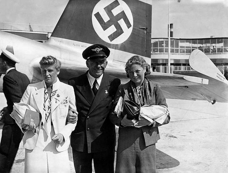 
Den danske svømmer Ragnhild Hveger vinder sølv i 400m fri ved OL i Berlin i 1936. I Danmark var hun, takket være sportskommentator Gunnar 'Nu' Hansen, også kendt som 'Den Gyldne Torpedo'. Ragnhild Hveger afsonede efter krigen to års karantæne for påståede nazi-sympatier. Her er hun fotograferet sammen med svømmeren Inge Sørensen (th) inden afrejsen til Berlin i 1936.
   Arkivfoto Holger Damgaard