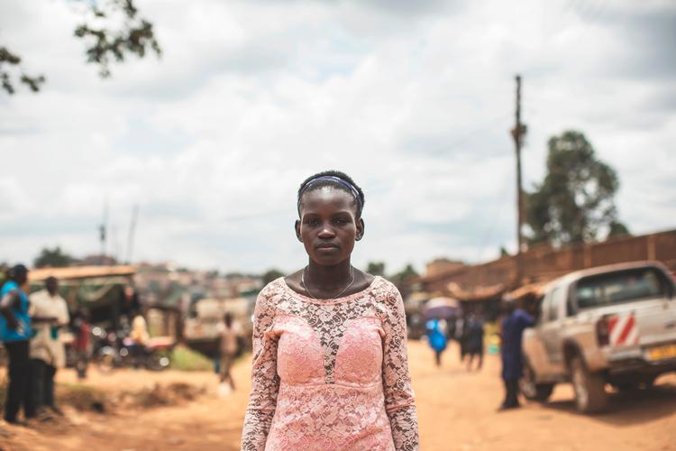 OPSTART. Med et mikrolån har Faridah Nalumansi købt en lille bod, hvorfra hun sælger pommes frites og sodavand. Det er stadig en ugentlig kamp for hende at betale afdragene. Kenneth Nguyen/Plan Børnefonden Foto: Kenneth Nguyen