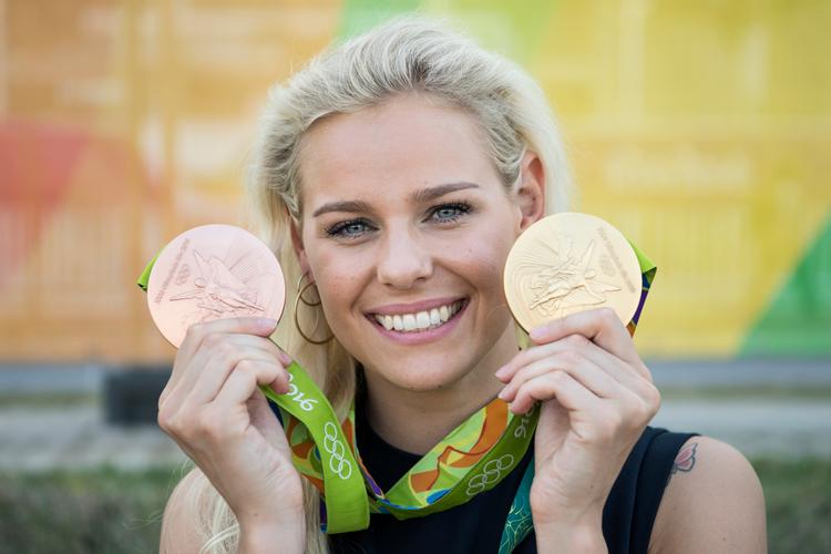 Sådan ser de ud, en guldmedalje og en af bronze, vundet af svømmestjernen Pernille Blume ved OL i 2016. Det var også det bedste medaljeår i dansk eliteidræts historie.
 Foto: Gregers Tycho/POLFOTO