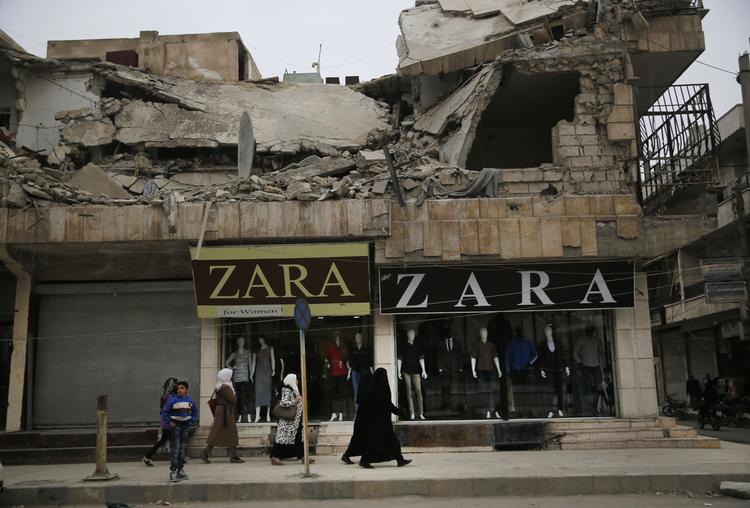 For første gang i seks år indtager Syriens hær Manbij, en strategisk vigtig by i den nordlige del af landet.  Foto: Hussein Malla/AP