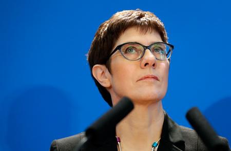 CDU's nye partiformand, Annegret Kramp-Karrenbauer, sidder i ledelsen af de tyske katolikkers Centralkomit. (AP Photo/Michael Sohn) Foto: Michael Sohn/AP