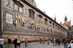 Over 20.000 porcelænskakler danner fyrsteoptoget på 102 meter i Augustusstrasse i Dresden.  Foto: Morten Langkilde