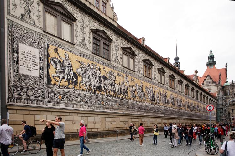 Over 20.000 porcelænskakler danner fyrsteoptoget på 102 meter i Augustusstrasse i Dresden.  Foto: Morten Langkilde
