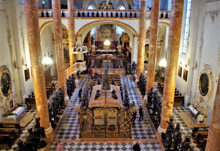 Kejser Maximilian var ikke beskedent anlagt. Det ses i hans mindesmærke med de enorme bronzestatuer. Foto: Susser Feit