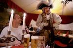 
August den Stærke i skikkelse af skuespilleren Klaus-Dietmar Matthes konverserer gæsterne på Sophienkeller iklædt teaterkostume med tricorne og en dragt inspireret af barokken.   Foto: Morten Langkilde