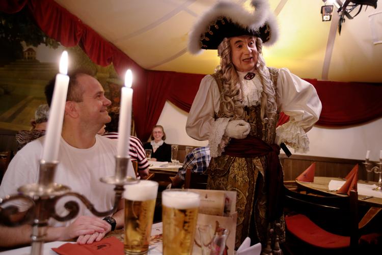 
August den Stærke i skikkelse af skuespilleren Klaus-Dietmar Matthes konverserer gæsterne på Sophienkeller iklædt teaterkostume med tricorne og en dragt inspireret af barokken.   Foto: Morten Langkilde