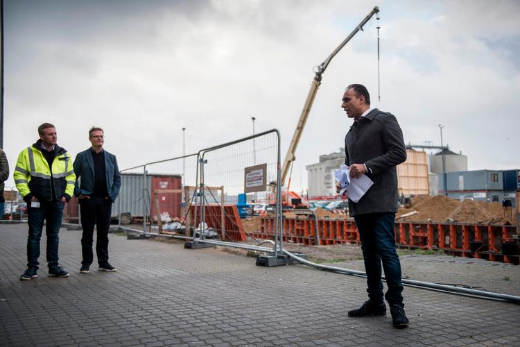 Tidligere i december lagde kulturrådmand i Aarhus Rabih Azad-Ahmad (th) grundstenen til Filmby Aarhus’ nye 4.400 kvm store Filmby 3. Udbygningen ventes klar januar 2020.
 Arkivfoto Laura Bisgaard Krogh