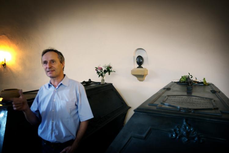 
Rundviser Christian Graf fortæller, at August den Stærkes hjerte er anbragt i kapslen bag ham i Hofkirches krypt.    

   Foto: Morten Langkilde
