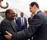 Syriens president Bashar Assad hilser på  Sudan's præsident Omar al-Bashir in Damascus for et par uger siden som et eksempel på at de arabiske lande igen støtter den syriske diktator.
 Foto: /AP