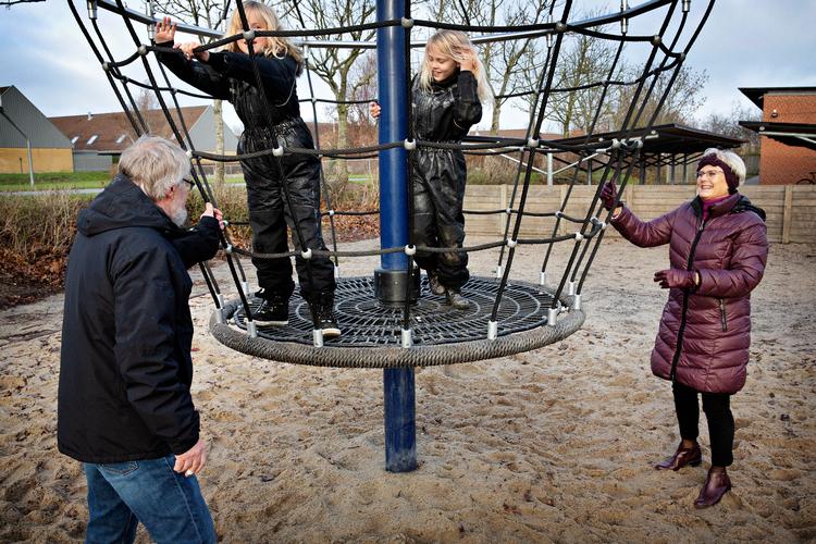 
Da Mette Vinther blev pensionist for tre år siden blev børnebørnene Frederikke og Mathilde prioriteret op. Ægtemanden Hans Vinther arbejder fortsat, men holdt fri mellem jul og nytår..

   Foto: Martin Lehmann/POLFOTO