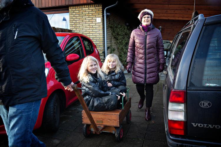 
Mette Vinther her med børnebørnene Frederikke og Mathilde har som bibliotekar haft en pensionsordning, som hun nyder godt af, gennem hele sit arbejdsliv. Industriarbejdere fik først pensionsordninger for 26 år siden, så de er fortsat meget afhængige af den offentlige folkepension.

   Foto: Martin Lehmann/POLFOTO