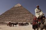 Ved Giza ligger et område med flere pyramider. Den mest kendte er nok Cheopspyramiden. Ved siden af de tre store pyramider i området ligger figuren Sfinksen. Dens formål har angiveligt været at vogte over pyramiderne.
   Foto: Nariman El-mofty/AP