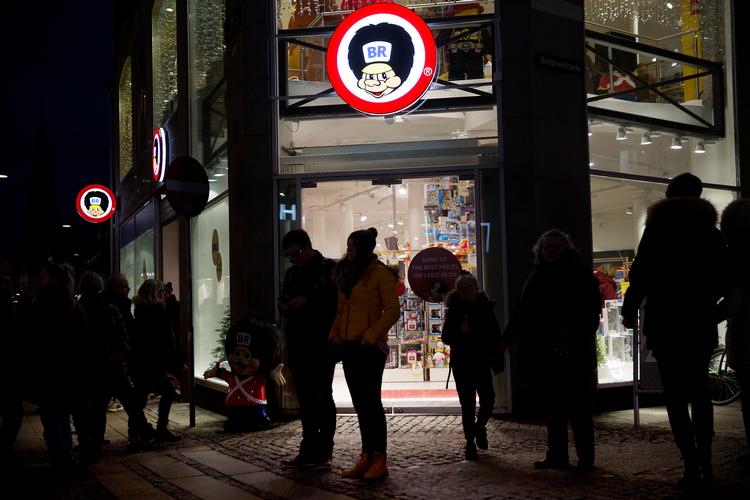 
Kunderne følte sig snydt over, at BR og Toys'r'us havde solgt gavekort, som efter legetøjskædernes konkurs var ugyldige. Nu har virksomheden bag kæderne, Top-Toy, besluttet at give penge tilbage for alle gavekort købt i december.
   Foto: Thomas Borberg/POLFOTO