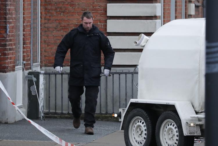 
Bomberydder fra forsvaret har sikret og fjernet rørbomben fra Frederiksssundsvej.
   Foto: Jens Dresling/POLFOTO