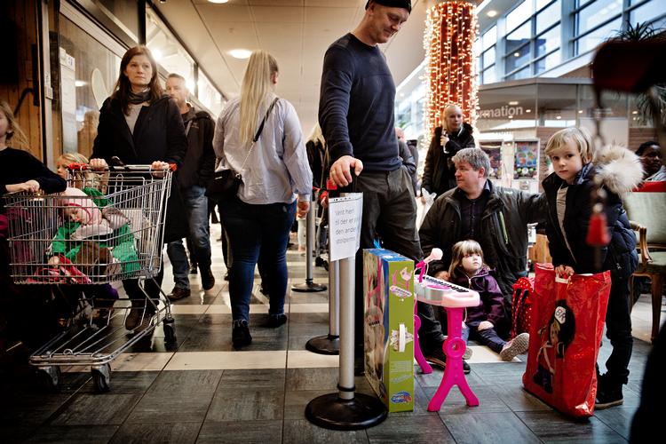 Forældre og deres børn venter i op til timer foran Fætter BR i Rødovre Centrum Foto: Martin Lehmann