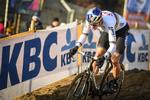Verdensmesteren Wout van Aert har lagt alle rivaler bag sig på vej mod sejren i Sylvestercross i Bredene. 