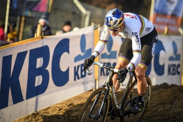 Verdensmesteren Wout van Aert har lagt alle rivaler bag sig på vej mod sejren i Sylvestercross i Bredene. 
