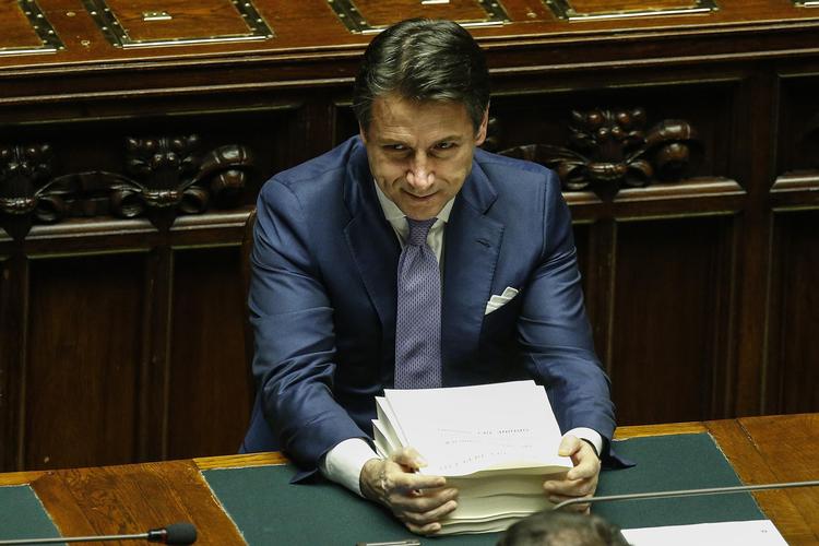 
    Italiens premierminister Giuseppe Conte overvåger at parlamentet godkender næste års finanslov.
 Foto: Fabio Frustaci/AP