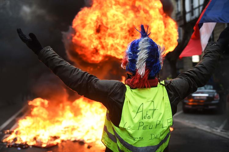 En af 'De Gule Veste' på gaden lørdag 29. december i Bordeaux, Frankrig-  Foto: Mehdi Fedouach/Ritzau Scanpix