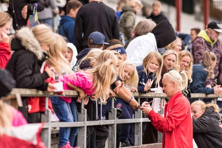 Det er især børnefamilierne, som FC Rosengård har haft succes med at lokke på lægterne til holdets hjemmekampe. Foto: FC Rosengård. 