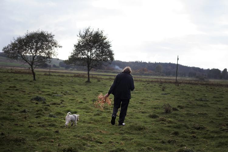 Søren Ryge i sin have på Djursland.  Foto: Charlotte de la Fuente/POLFOTO