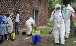 Sundhedspersonale i DR Congo forbereder sig på at desinficere lokale på et hospital i Mbandaka, i den vestlige del af DR Congo. Søndag går landets indbyggere til valg, men en million borgere fra ebola-ramte områder får ikke lov til at stemme.  Foto: John Bompengo/AP