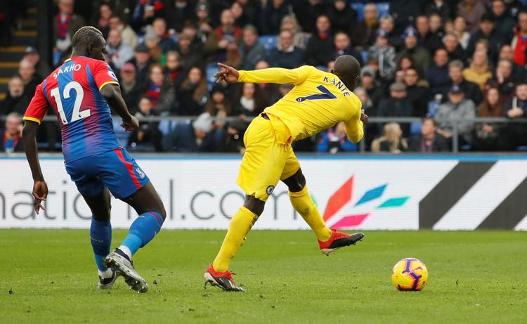 Et slags kigge-væk-skud fra N'Golo Kanté sender bolden i nettet hos Crystal Palace og sikrer søndag en Chelsea-sejr.
   Foto: David Klein/Ritzau Scanpix