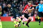 Manchester Citys David Silva (tv.) og Southamptons James Ward-Prowse i duel om bolden, der mest var på Citys fødder søndag eftermiddag.
   Foto: Adam Davy/AP