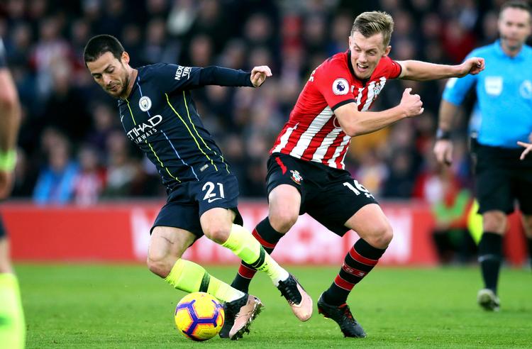 Manchester Citys David Silva (tv.) og Southamptons James Ward-Prowse i duel om bolden, der mest var på Citys fødder søndag eftermiddag.
   Foto: Adam Davy/AP