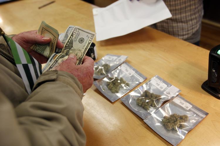 
    Salget af lovlig cannabis forventes at nå 16,3 milliarder kroner i Californien i 2018, skriver AP. Det svarer til den årlige globale omsætning for Jysk, og det er mere end hvad Coloplast og Novozymes omsætter for på et år.
 Foto: Mathew Sumner/AP