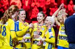 Efter en fornem indsats mod Odense Håndbold kunne Nykøbing Falster-spillerne søndag juble over klubbens pokaltriumf.
   Foto: John Randeris/Ritzau Scanpix