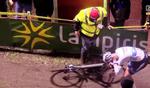 Mathieu van der Poel tager sig til nakken og retter på cyklen, mens stewarden i gul vest, som han er kollideret med, betuttet ser til. 